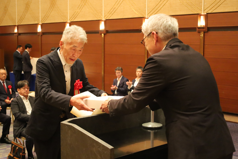 Receiving the certificate and commemorative plaque from Wakayama Governor Miyazaki